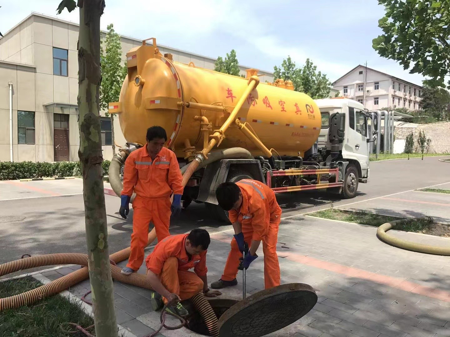赤峰化粪池清理与5-8吨吸粪车施工效率分析